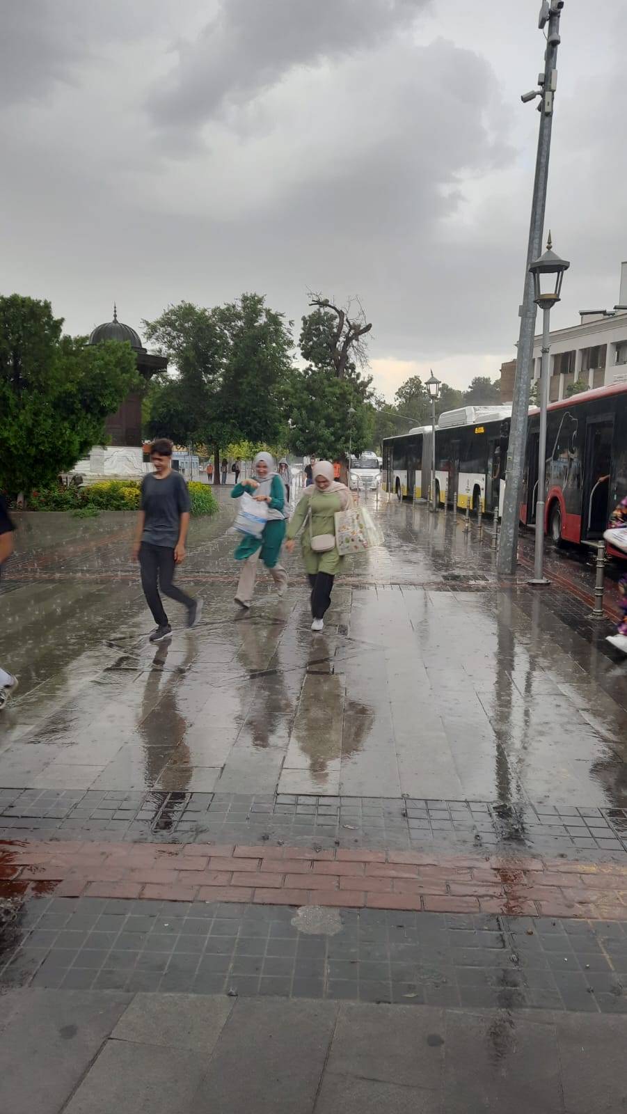 Konya’nın merkezine beklenen yağış düştü 24